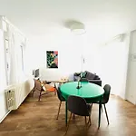 Au Perron Avec Garage Et Balcon A Appartement