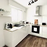 Au Perron Avec Garage Et Balcon A Appartement *