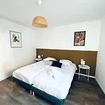Au Perron Avec Garage Et Balcon A *