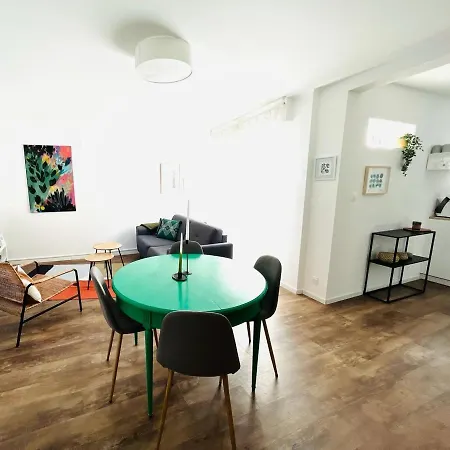 Au Perron Avec Garage Et Balcon A Apartment