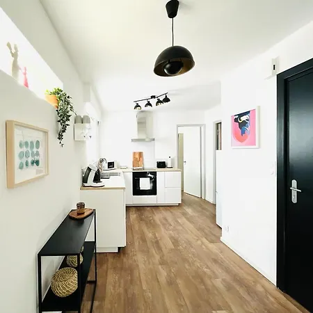 Au Perron Avec Garage Et Balcon A Apartment *