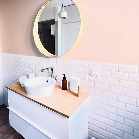 Au Perron Avec Garage Et Balcon A Apartment *