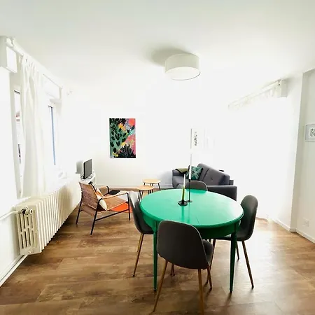 Au Perron Avec Garage Et Balcon A Apartment
