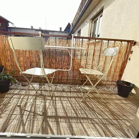 Au Perron Avec Garage Et Balcon A