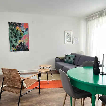 Au Perron Avec Garage Et Balcon A *