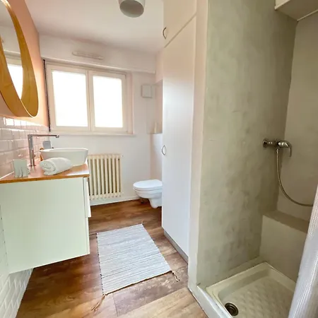 Au Perron Avec Garage Et Balcon A Apartamento