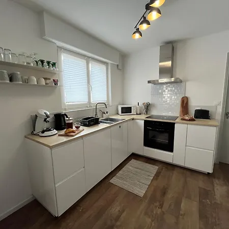 Au Perron Avec Garage Et Balcon A *