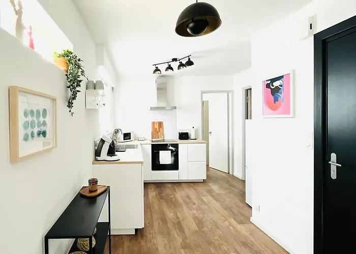Au Perron Avec Garage Et Balcon A Apartmán *