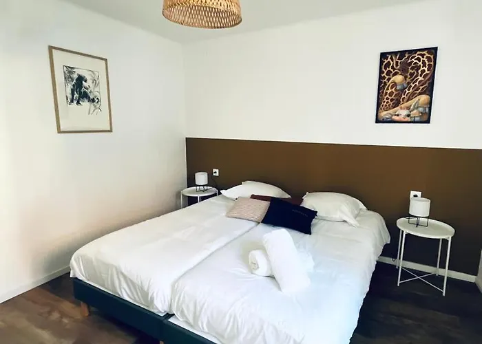 Au Perron Avec Garage Et Balcon A Apartmán *