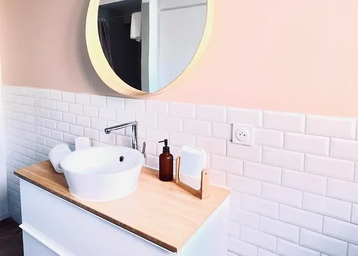 Au Perron Avec Garage Et Balcon A Apartmán *