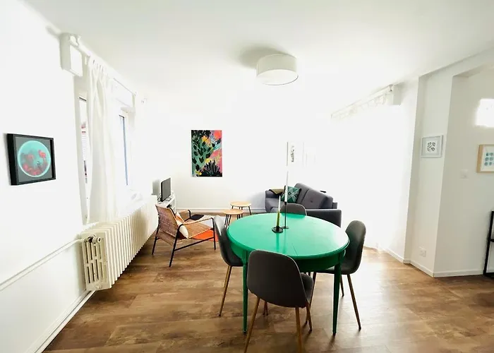 Au Perron Avec Garage Et Balcon A Apartmán