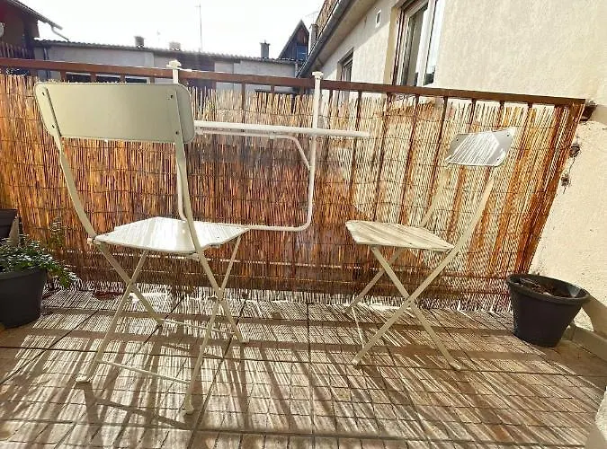 Au Perron Avec Garage Et Balcon A