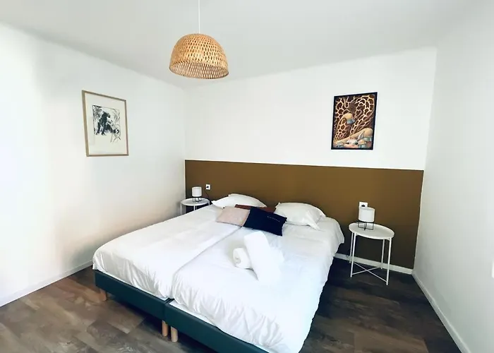 Au Perron Avec Garage Et Balcon A *